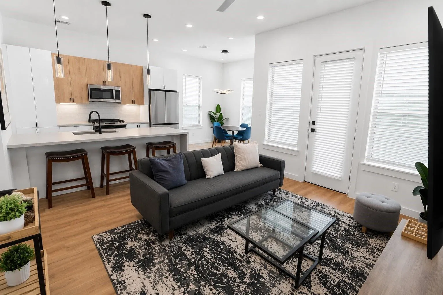 3 bed, 3.5 bath, 1666 sqft, $2,300 — Photo 1