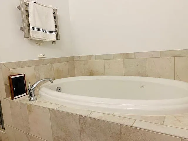 Master Bathtub / Heated Towel Rack