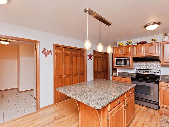 4th image of 744 Continental Dr