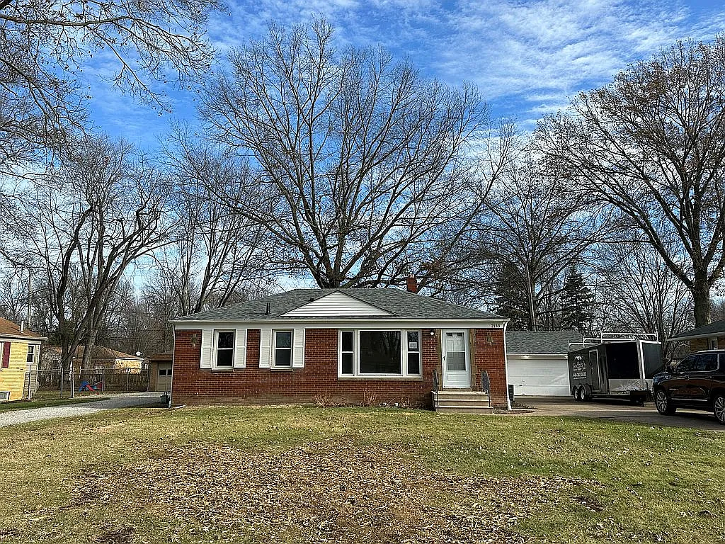 2133 Julia Ave photo 1