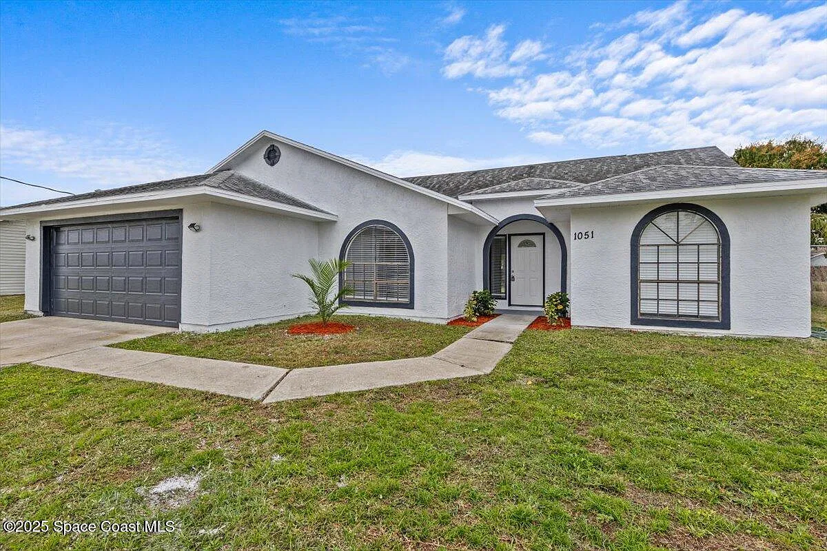 3 bed, 2.0 bath, 1416 sqft, $2,100 — Photo 2