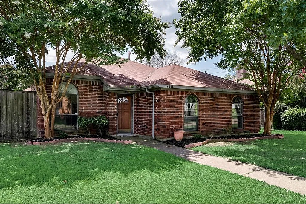 3 bed, 2.0 bath, 1619 sqft, $2,100 — Photo 1