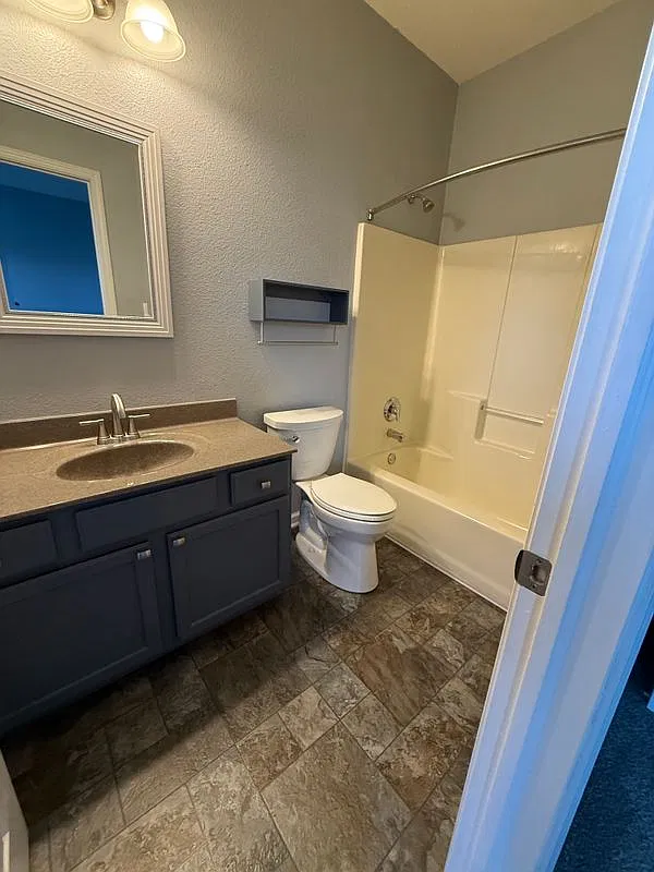 3 bed, 2.0 bath, 1240 sqft, $2,150 — Photo 2