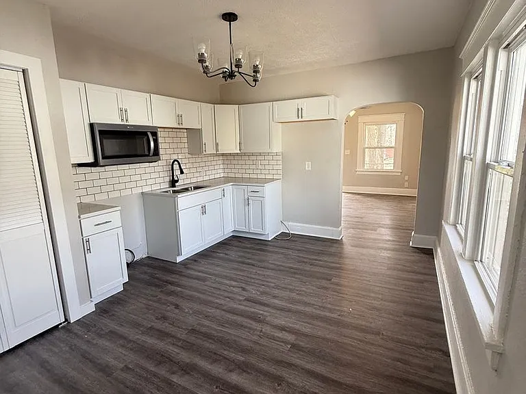 1017 W Locust St — Photo 13