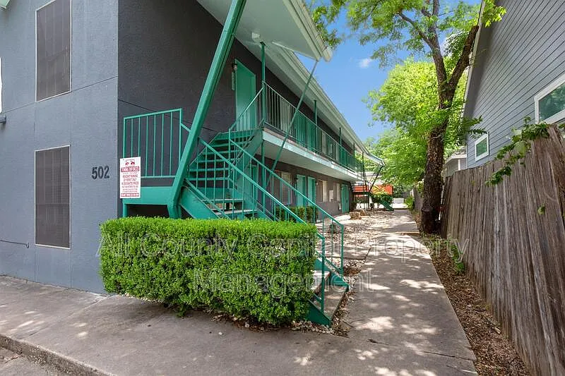 Studio, 1.0 bath, 408 sqft, $800 — Photo 2