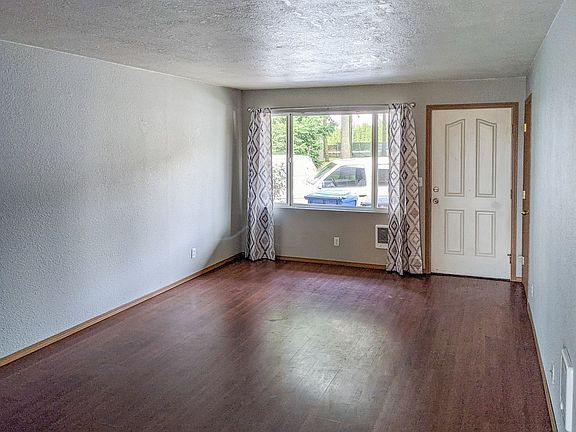 3rd image of 4528-4532 Poinsettia St NE