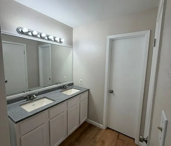 815 Cedar Oaks Ln — Photo 15