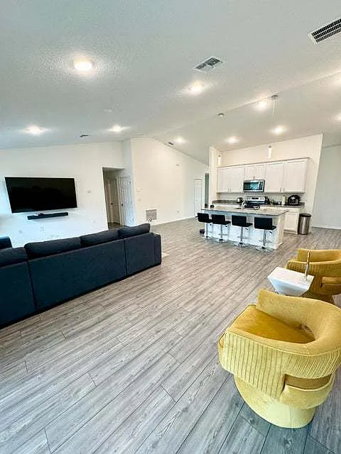 3 bed, 2.0 bath, 2060 sqft, $2,250 — Photo 4
