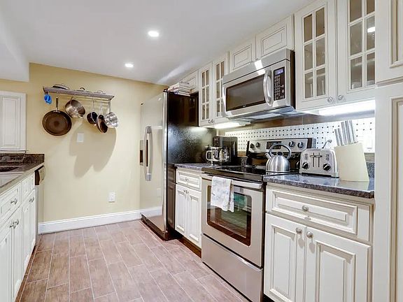full kitchen