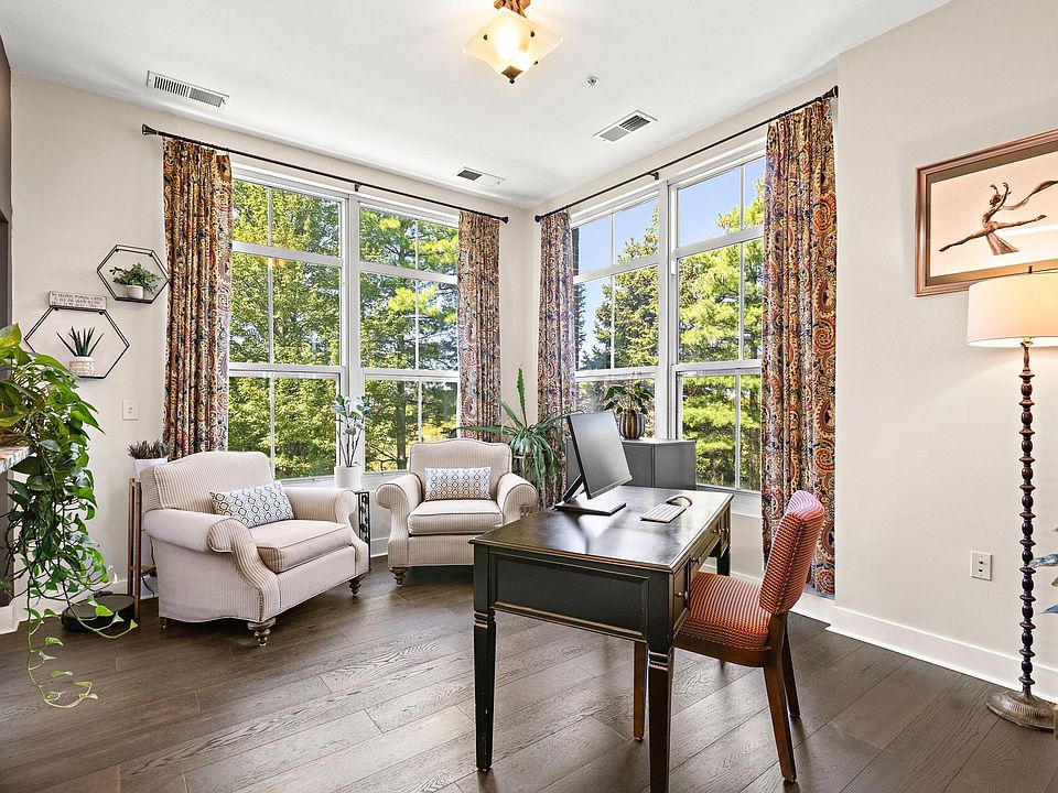 1st image of 3 Greenwich Dr APT 82