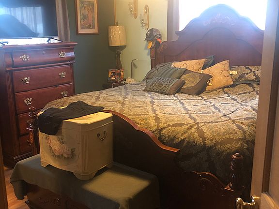 3rd image of 105 Kelly Dr