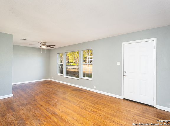 3rd image of 218 Addax Dr