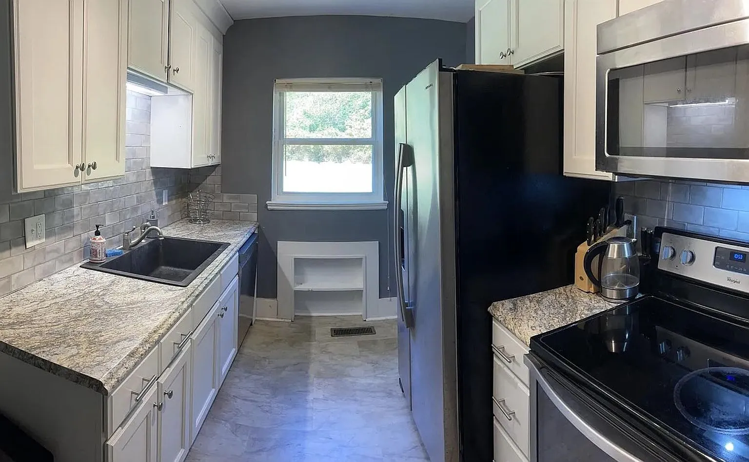 2 Bedroom Apartment In Great Location!! — Photo 2