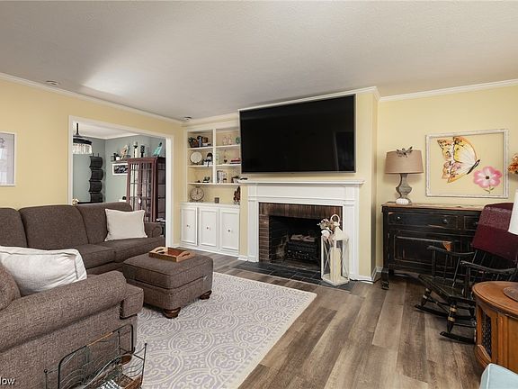 3rd image of 6 Meadowlawn Dr Unit 18