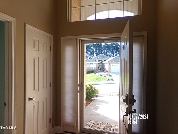 3rd image of 180 Apple Lake Dr