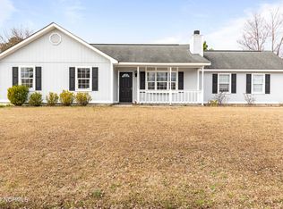 305 Foxridge Ln, Hubert, NC 28539