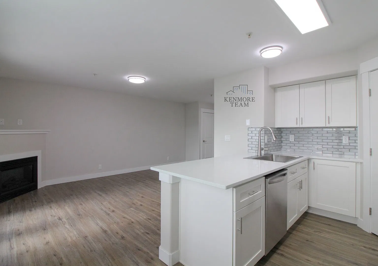3 Bedroom, 2 Bathroom Home in West Pasco 4-Plex — Photo 1