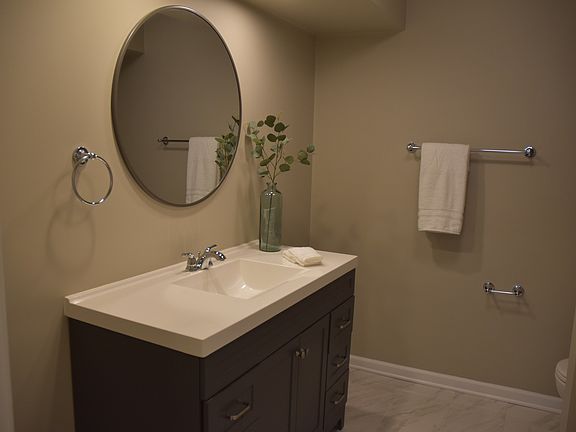 5th image of 180 Oakwood Dr