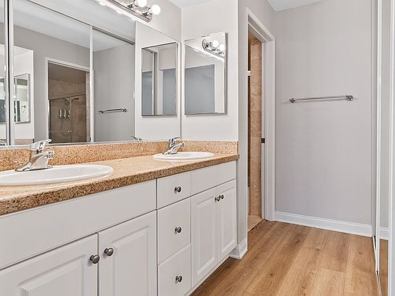2nd image of 5550 Owensmouth Ave APT 204