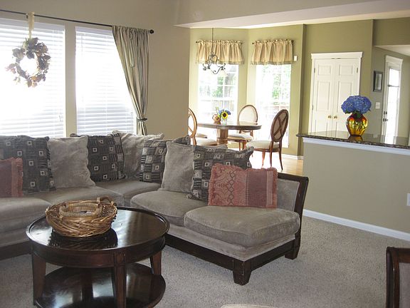 Open layout with morning bay