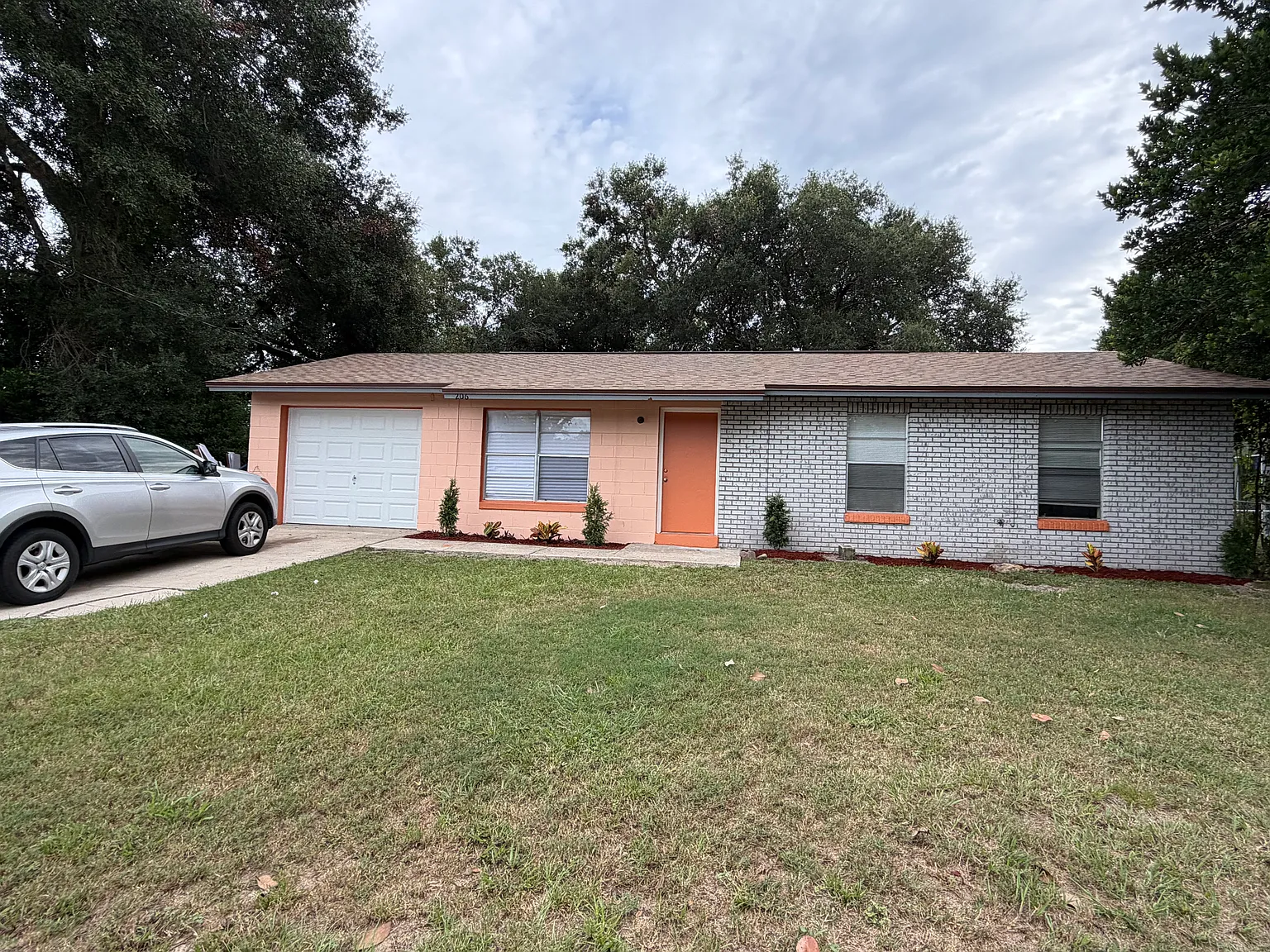 206 E Holly Dr — Photo 3