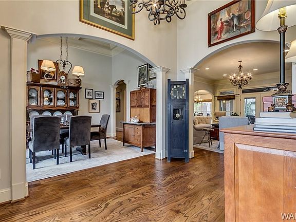 4th image of 718 Cambridge Ln