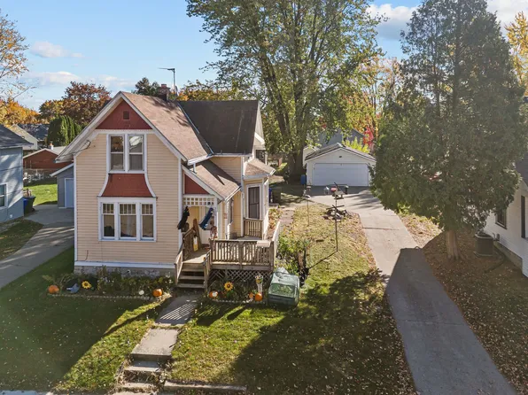 906 Desnoyer St, Kaukauna, WI 54130