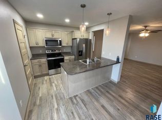 9433 W Dolores Dr, Sioux Falls, SD 57106