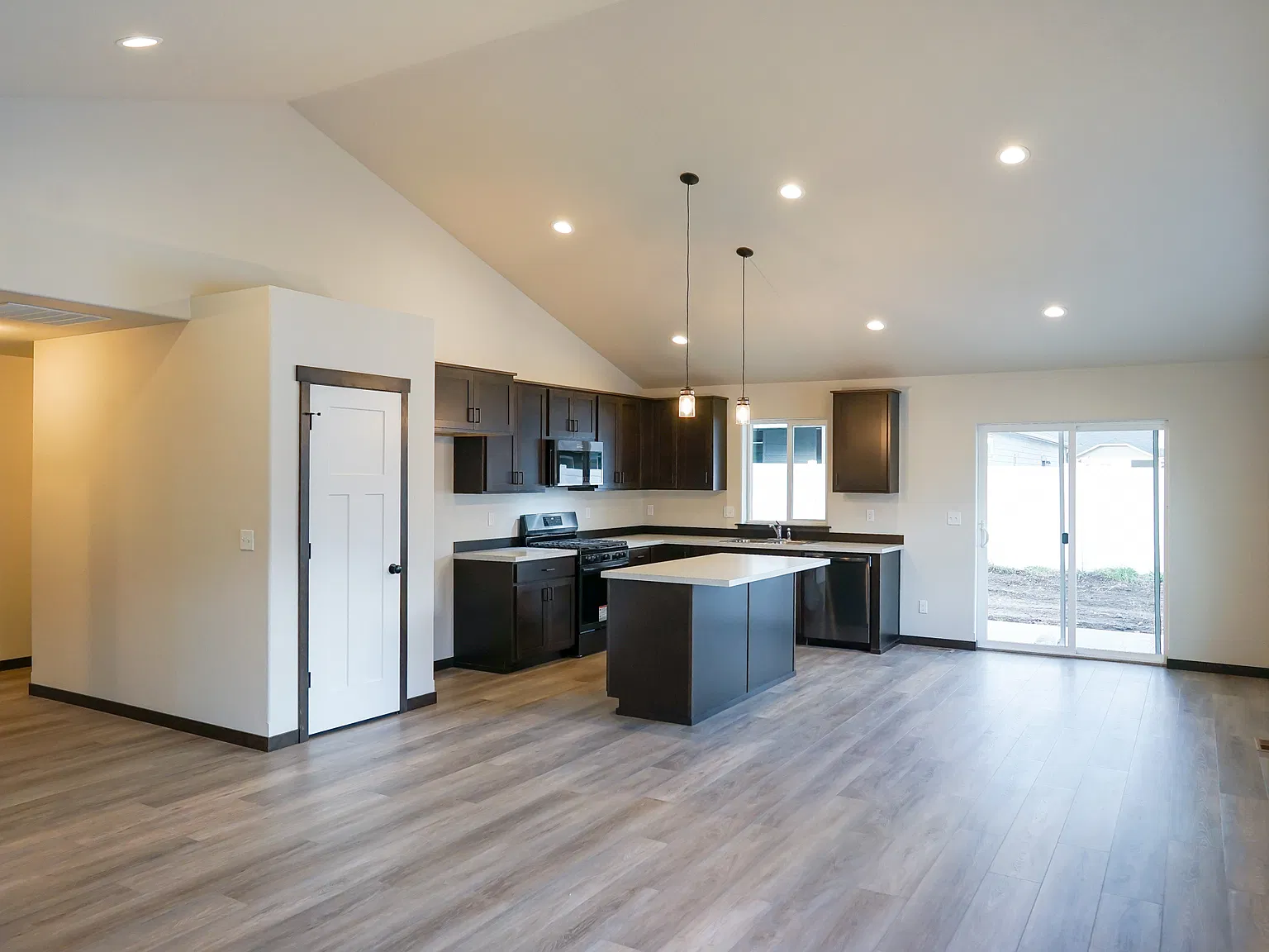 4 bed, 1583 sqft, $2,300 — Photo 3