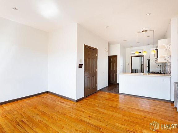 4th image of 751 Franklin Ave #2