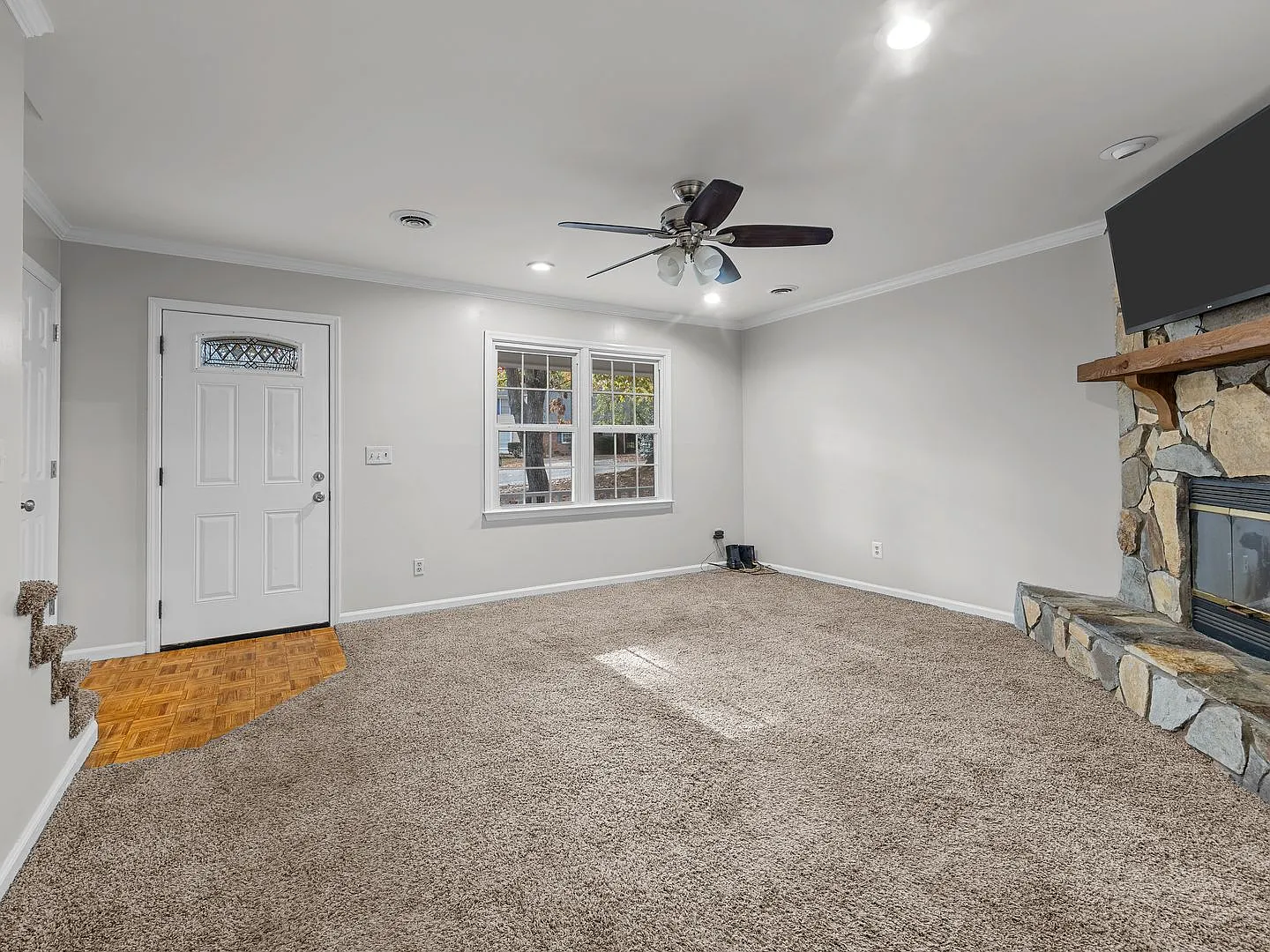 Charming 2br/1.5ba Townhouse Pets Welcome, No Application Fee If Approved — Photo 4