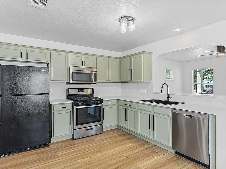 1733 Thompson Trl — Photo 9