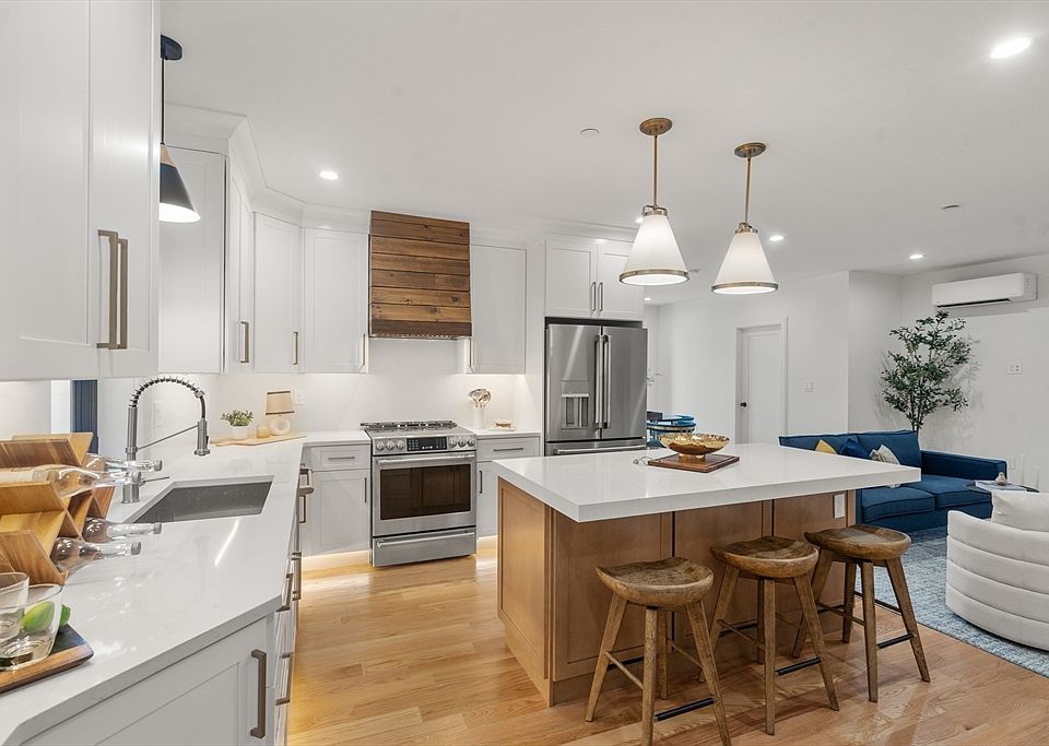 1st image of 9 Sydney St #4