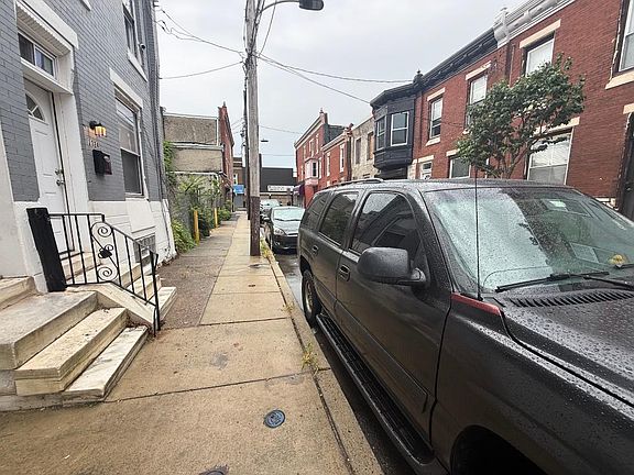 3rd image of 1322 W Victoria St