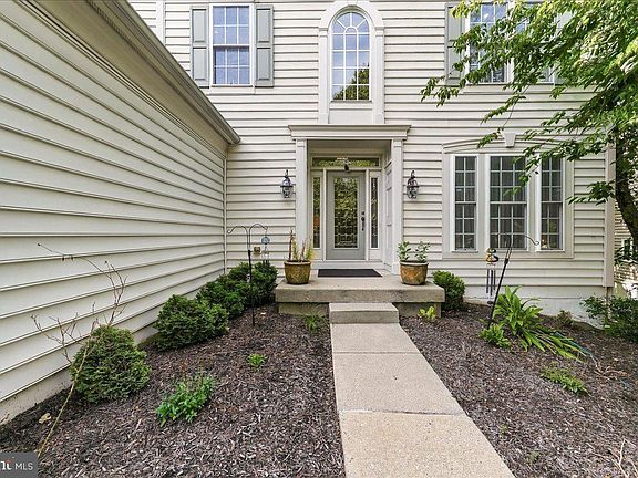 2nd image of 8 Ridings Way