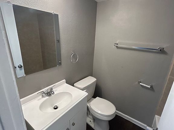 5th image of 1016 Forest Ct APT 5