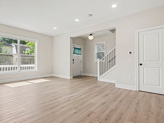 3rd image of 916 Oakwood Ave