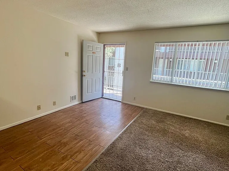 Hilltop House Apartments — Photo 18