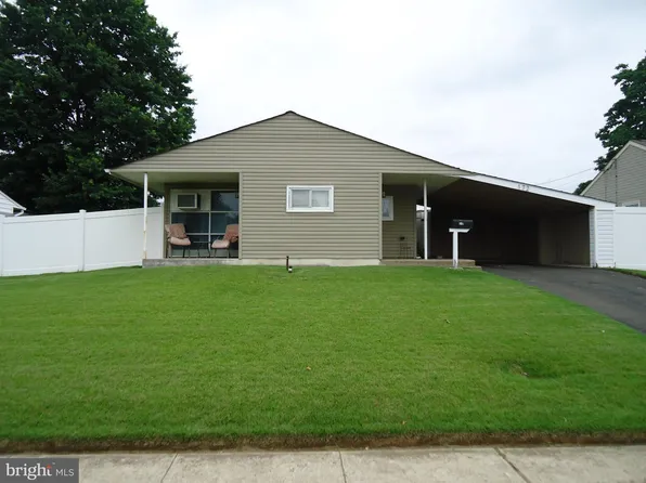 172 Crabtree Dr, Levittown, PA 19055