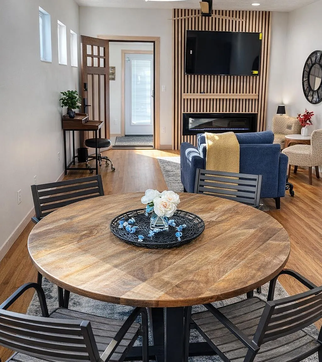 2 bed, 942 sqft, $1,600 — Photo 3