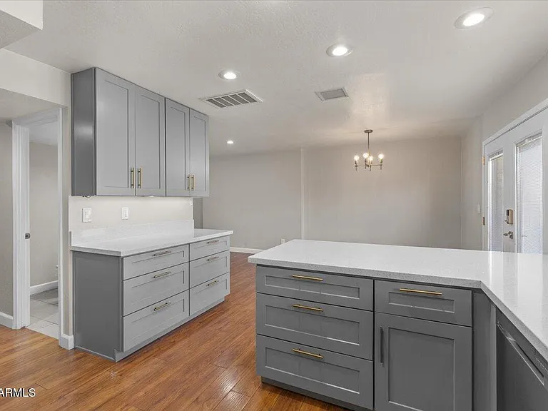 4233 N Miller Rd — Photo 7