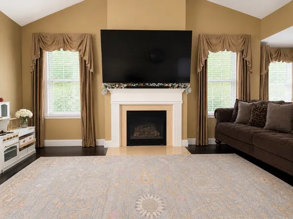 52 Faith Ln, Danbury, CT 06810