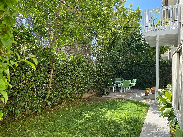 122 N Wetherly Dr — Photo 19