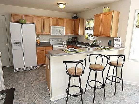 Lovely Light Bright Kitchen W/Smooth Top Range