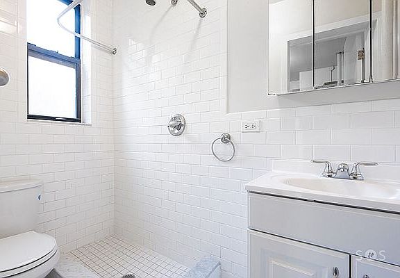 5th image of 34 Horatio St APT 4A