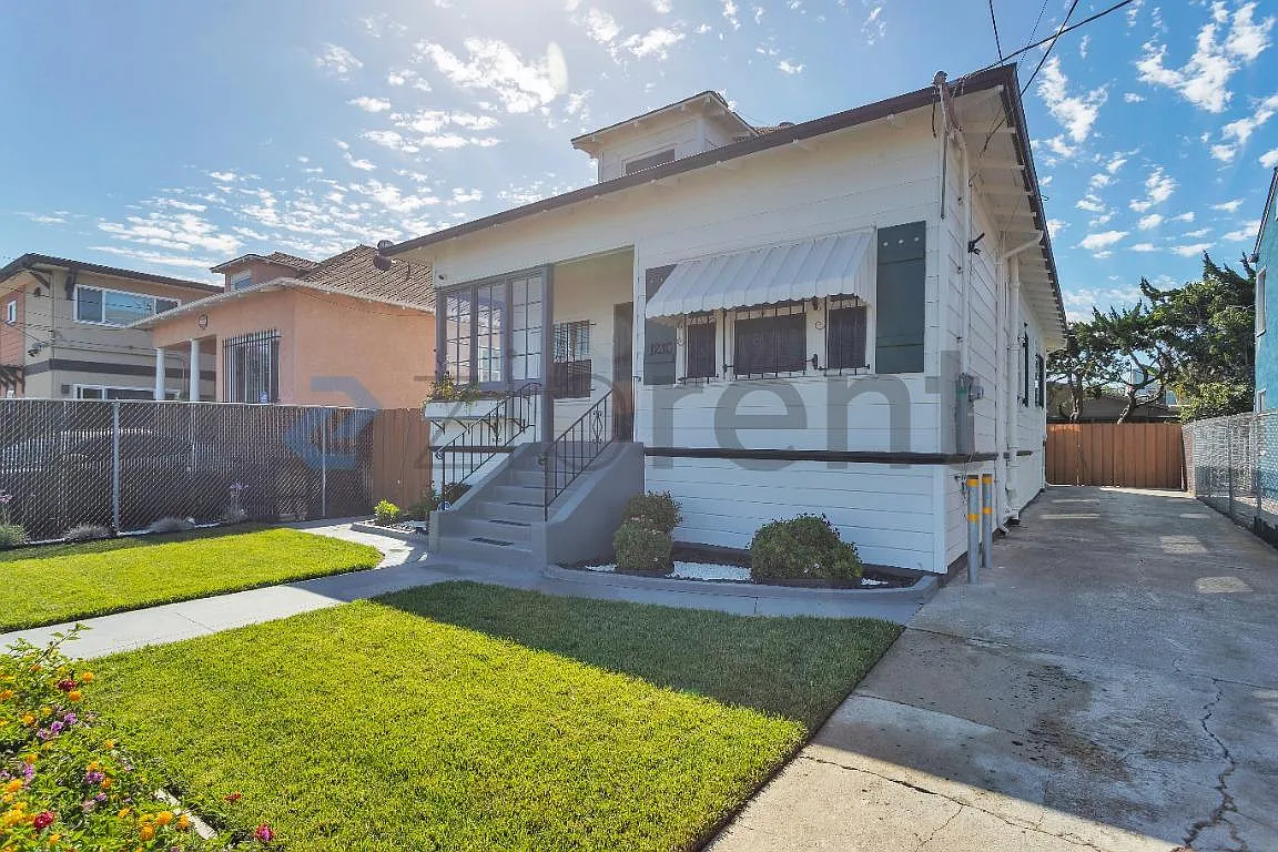 3 bed, 1202 sqft, $3,600 — Photo 2