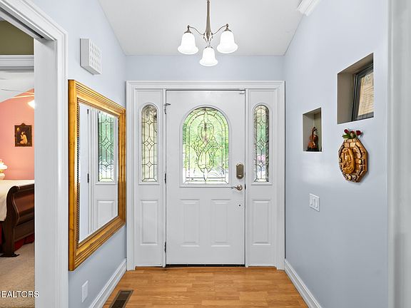 5th image of 123 Camelot Ln