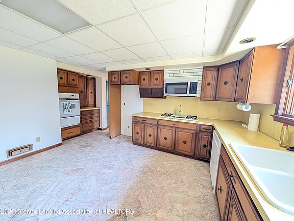 4th image of 405 Grape St