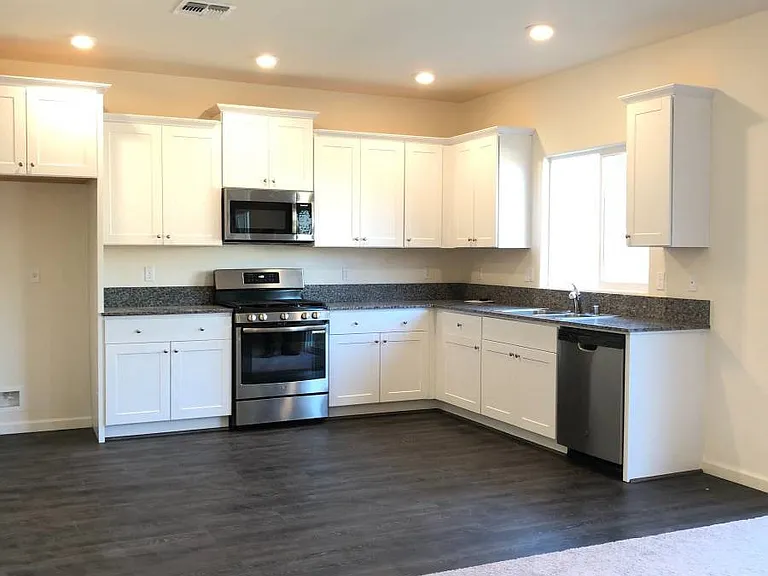623 Phelps Dr — Photo 3