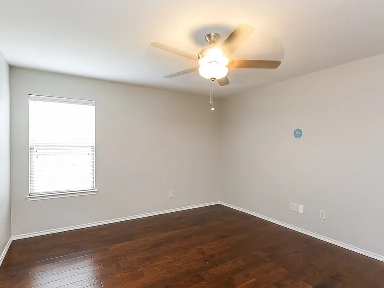 2116 Meadow View Dr — Photo 7